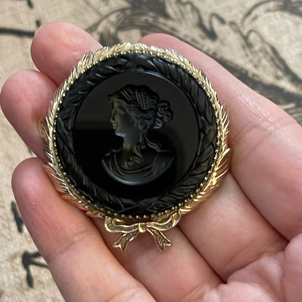 Victorian style black glass carved cameo gold tone brooch - Picture 4 of 5